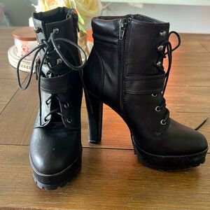 Black leather booties, good conditions